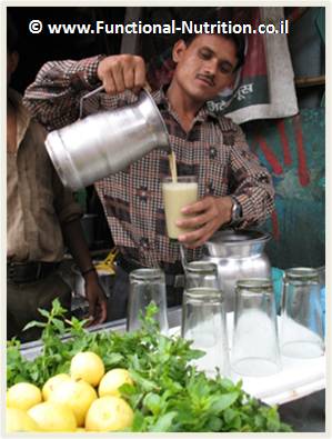 מיץ קנה סוכר סחוט טרי בשוק בדלהי